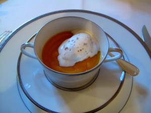 l'Ambroisie - Amuse Bouche 2: Velouté de butternut avec crème fouettée de truffes blanche