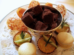 l'Ambroisie - Petit Fours - Madeleine à la vanille; truffe chocolat; tartelette Normandie; macaron citron; et tuile d’amandes
